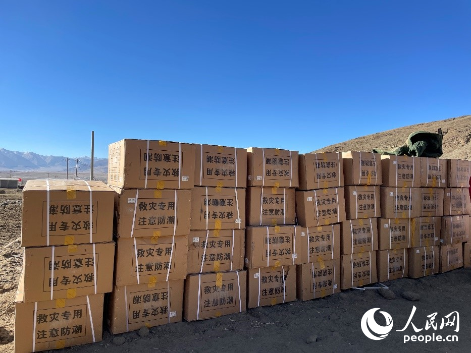 救災(zāi)物資抵達(dá)長(zhǎng)所鄉(xiāng)古榮村。人民網(wǎng)記者 郝潔攝