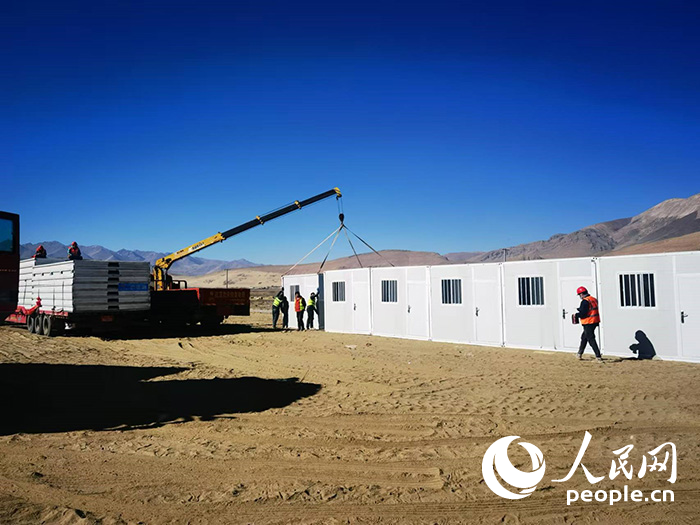1月9日，在日喀則市定日縣長所鄉(xiāng)森嘎村安置點，工作人員抓緊搭建移動板房，確保受災(zāi)群眾溫暖過冬。人民網(wǎng)記者 吳雨仁攝