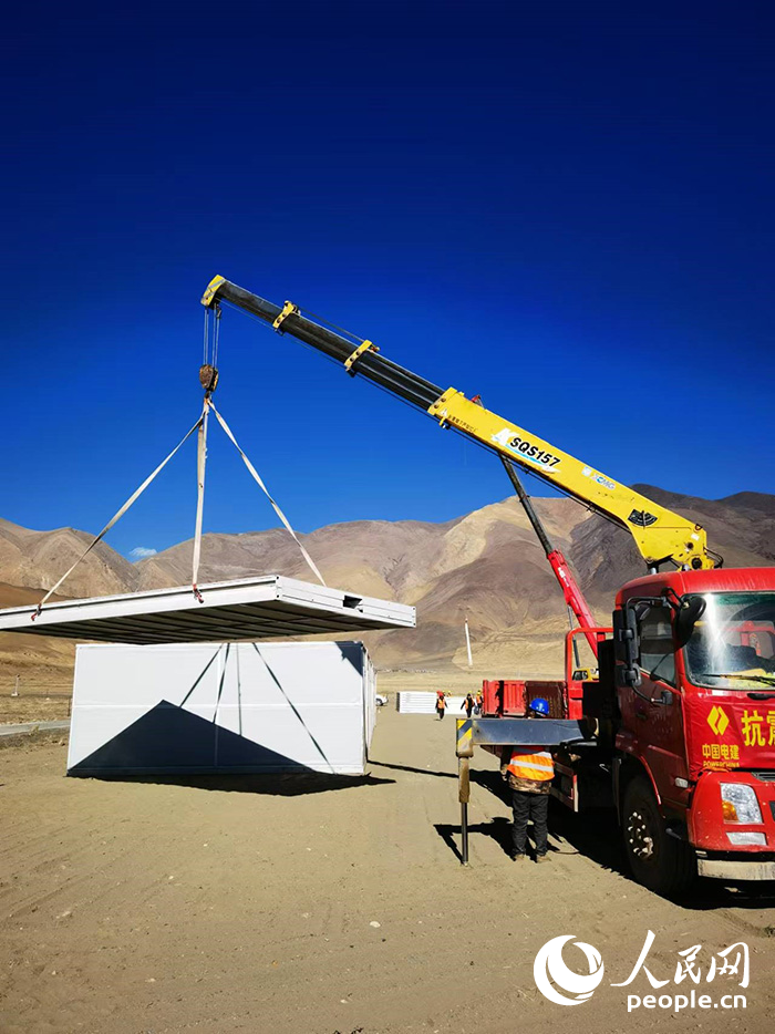 1月9日，日喀則市定日縣長所鄉(xiāng)森嘎村安置點正在吊裝板房。人民網(wǎng)記者 吳雨仁攝