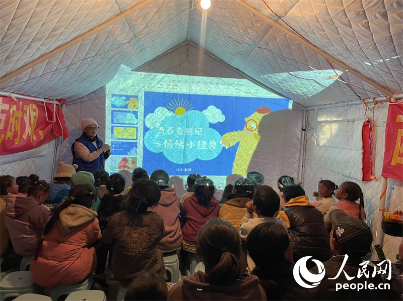 社工次旦拉姆以“青春變形記之情緒小怪獸”為主題給塘仁村孩子們講課。人民網(wǎng)記者 郝潔攝