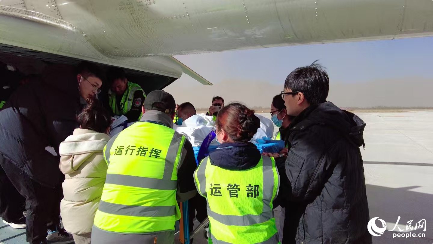 多方工作人員將受傷女童安全轉移。周航攝