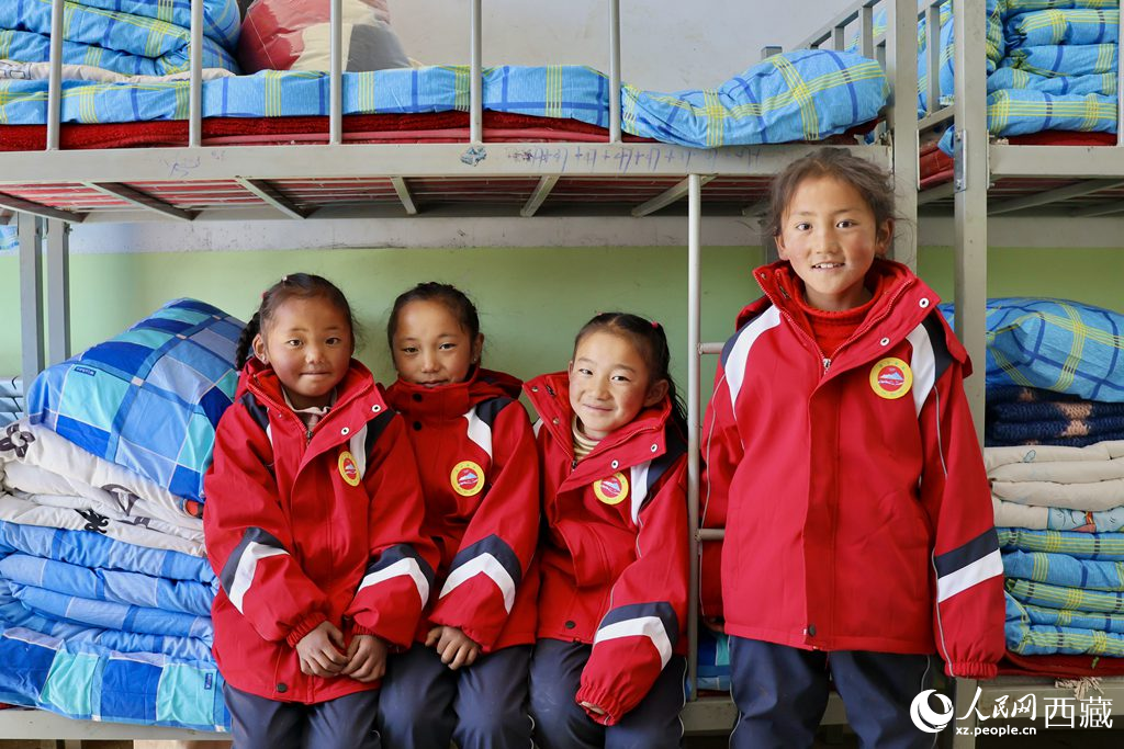 學(xué)生在定日縣第二小學(xué)分流安置點宿舍。人民日報記者 鮮敢攝