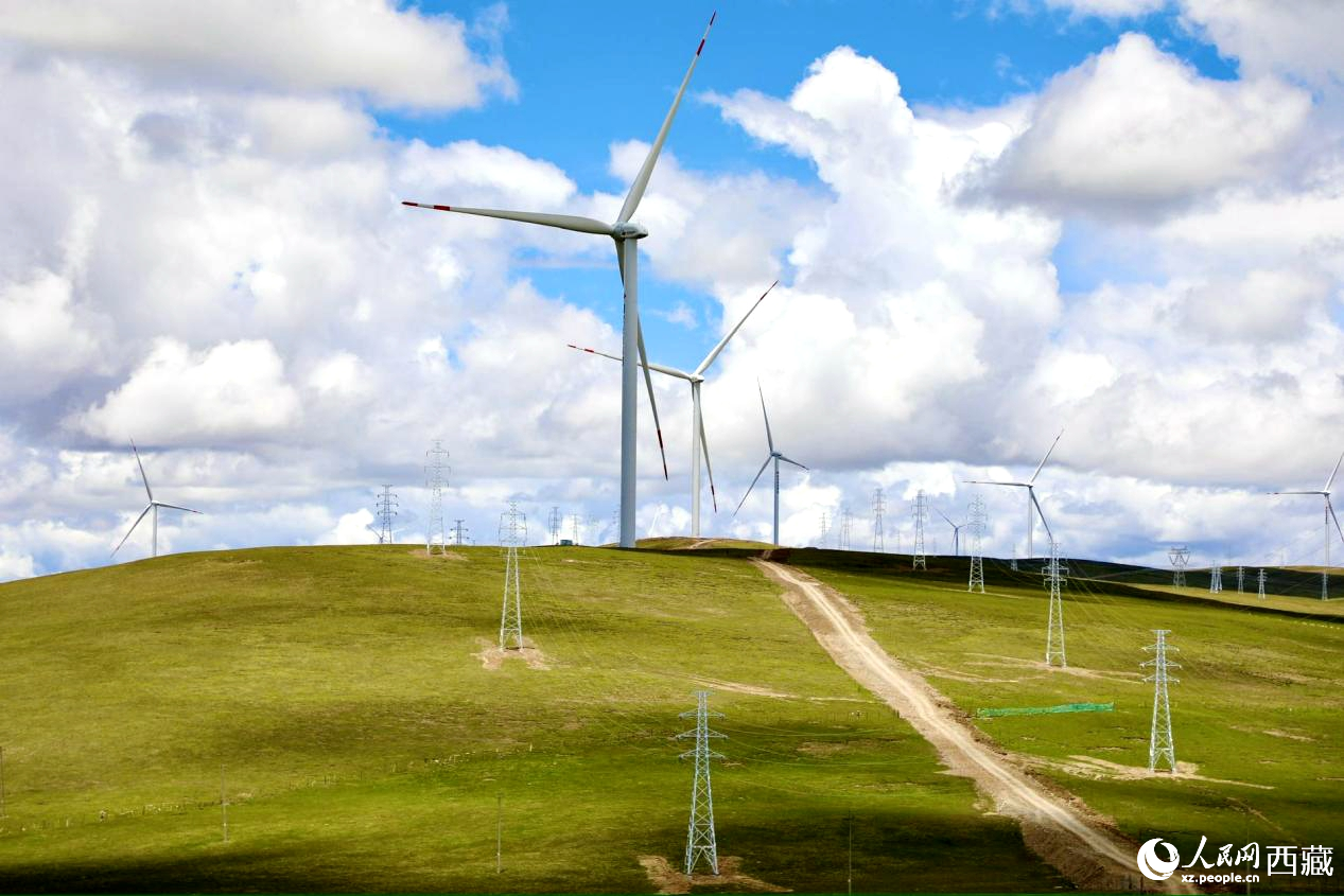 西藏那曲市色尼區(qū)的歐瑪亭嘎風(fēng)電場(chǎng)。