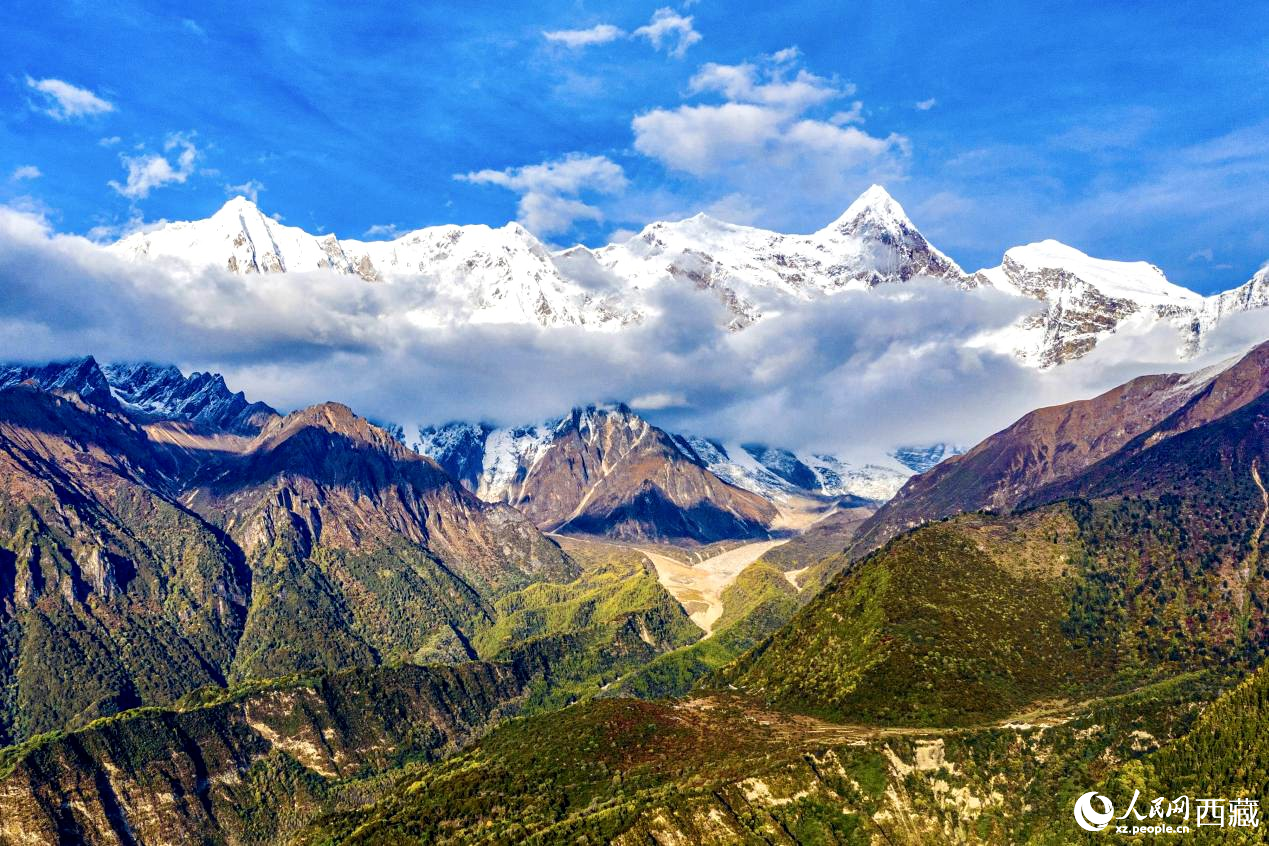 無人機(jī)航拍南迦巴瓦峰。