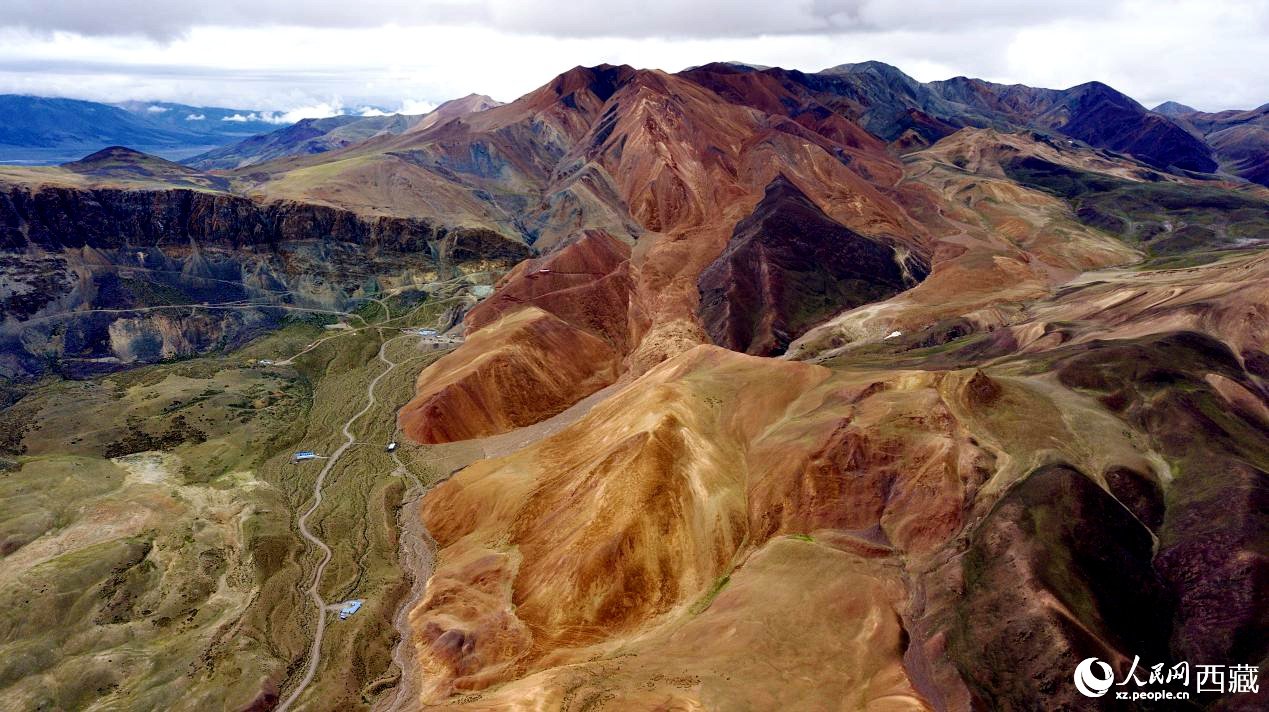 西藏阿里地區(qū)札達(dá)縣境內(nèi)的山丘，因大地礦石的緣故而變得色彩豐富，當(dāng)?shù)厝朔Q之為“五彩山”。