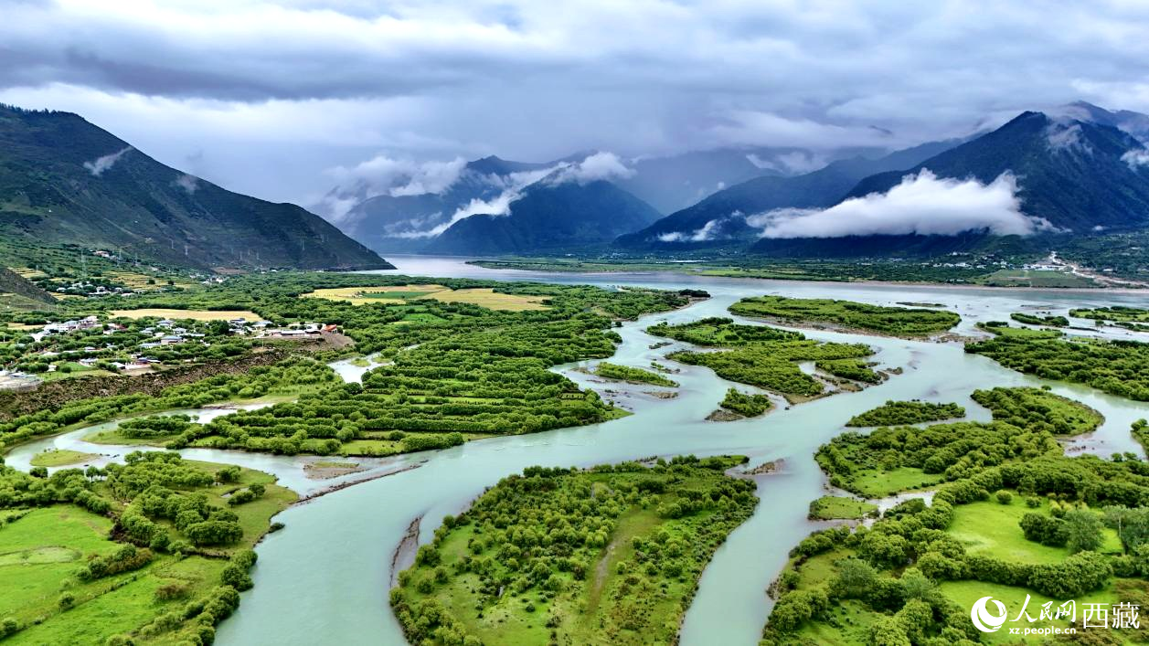 西藏林芝市雅尼國(guó)家濕地公園風(fēng)景如畫。