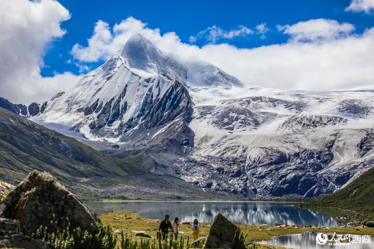西藏那曲市比如縣的薩普雪山。