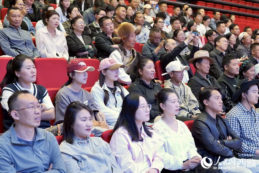 300余名干部職工、群眾代表在現(xiàn)場聆聽講座。人民網(wǎng)記者 次仁羅布攝