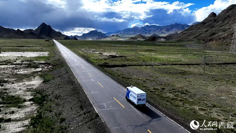 一輛無人快遞車正沿著定日縣通往扎果鄉(xiāng)的道路平穩(wěn)行駛。人民日報記者 鮮敢攝
