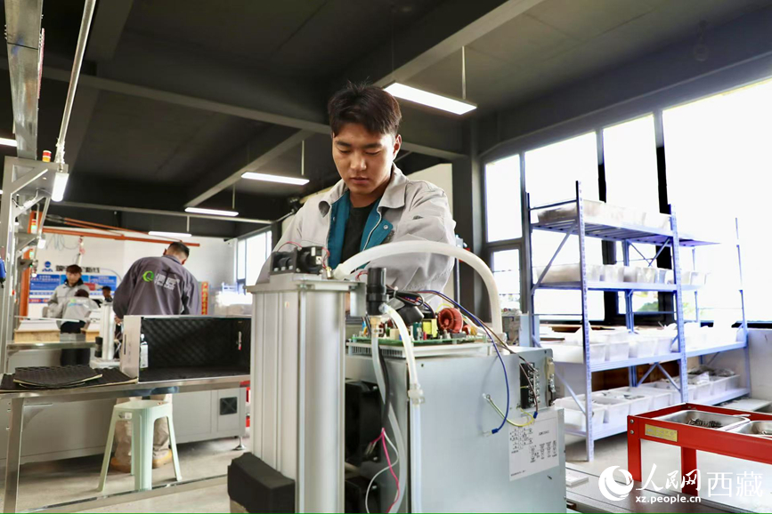 生產(chǎn)車間工人正在安裝制氧設(shè)備。人民網(wǎng)記者 次仁羅布攝