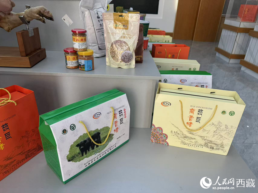 茹巨藏香豬禮盒。羅雨欣攝