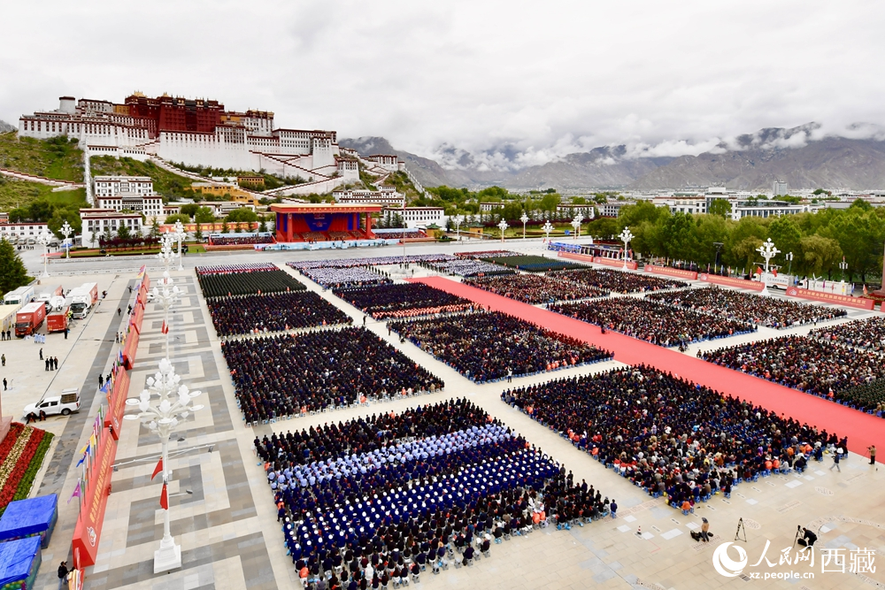 熱烈慶祝西藏自治區(qū)成立60周年大會現(xiàn)場。索朗旺久攝