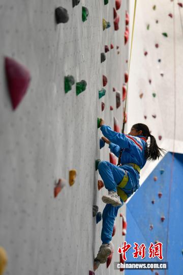 西藏登山隊護航拉薩市實驗小學(xué)攀巖興趣班煥活力