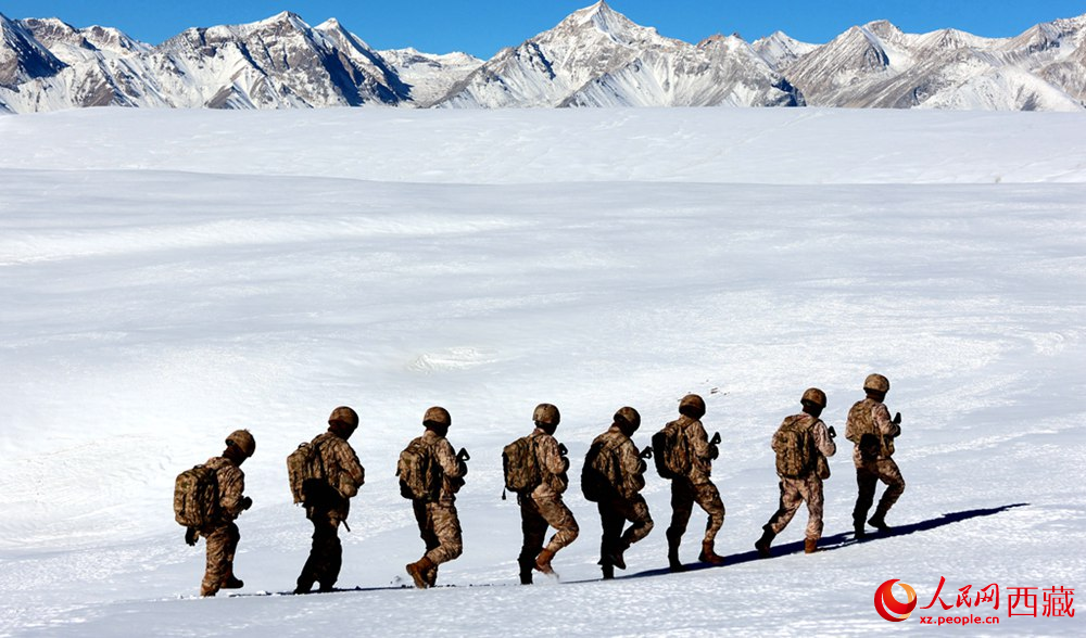 官兵在巡邏。人民日?qǐng)?bào)記者 瓊達(dá)卓嘎攝