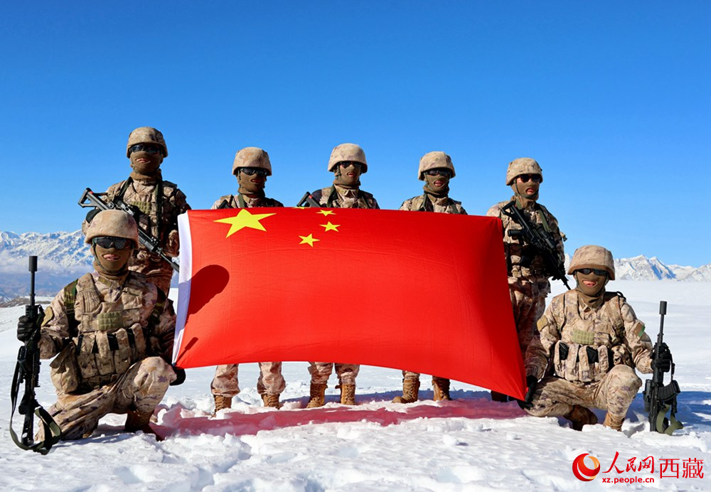 官兵在巡邏點(diǎn)上宣誓。人民日?qǐng)?bào)記者 瓊達(dá)卓嘎攝