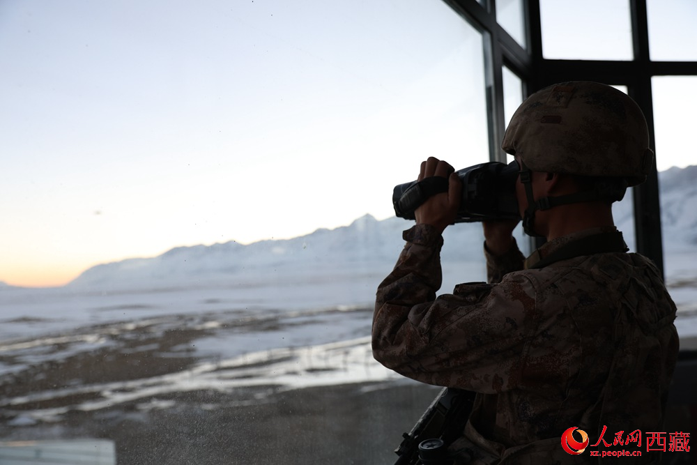 官兵在觀察哨所周邊情況。人民日?qǐng)?bào)記者 瓊達(dá)卓嘎攝