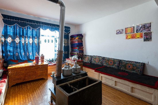 次仁普尺新家的客廳。人民網(wǎng)記者 翁奇羽攝