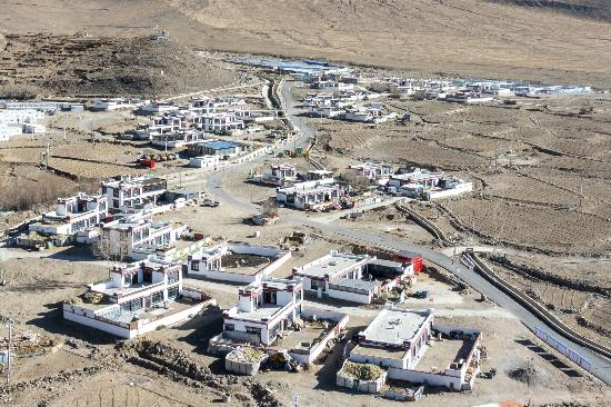 2025年12月11日，西藏定日縣長(zhǎng)所鄉(xiāng)古榮村新貌。人民網(wǎng)記者 翁奇羽攝