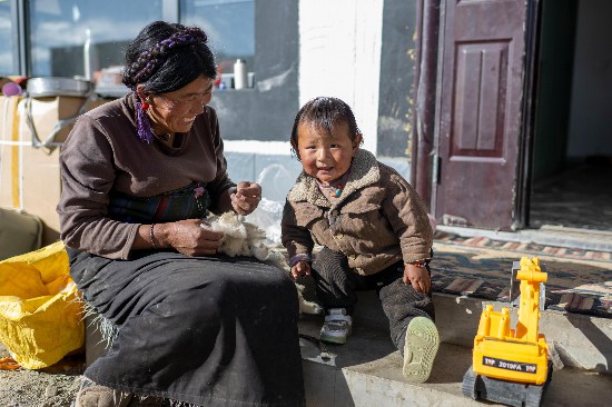 次仁普尺的媽媽在院子里做家務(wù)。人民網(wǎng)記者 翁奇羽攝