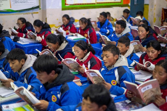 央金和同學們在教室中上課。人民網(wǎng)記者 翁奇羽攝