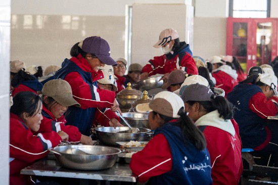 中午時分，學生們在食堂用餐。人民網(wǎng)記者 翁奇羽攝