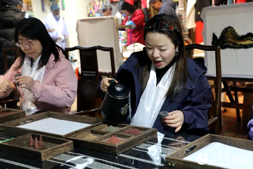 游客在“雅礱里”文化藝術街區(qū)非遺展館體驗制作藏香。在工作人員的指導下，游客親手揉搓香泥、壓制成型，感受藏族傳統(tǒng)非遺技藝的魅力。人民網記者 吳雨仁攝