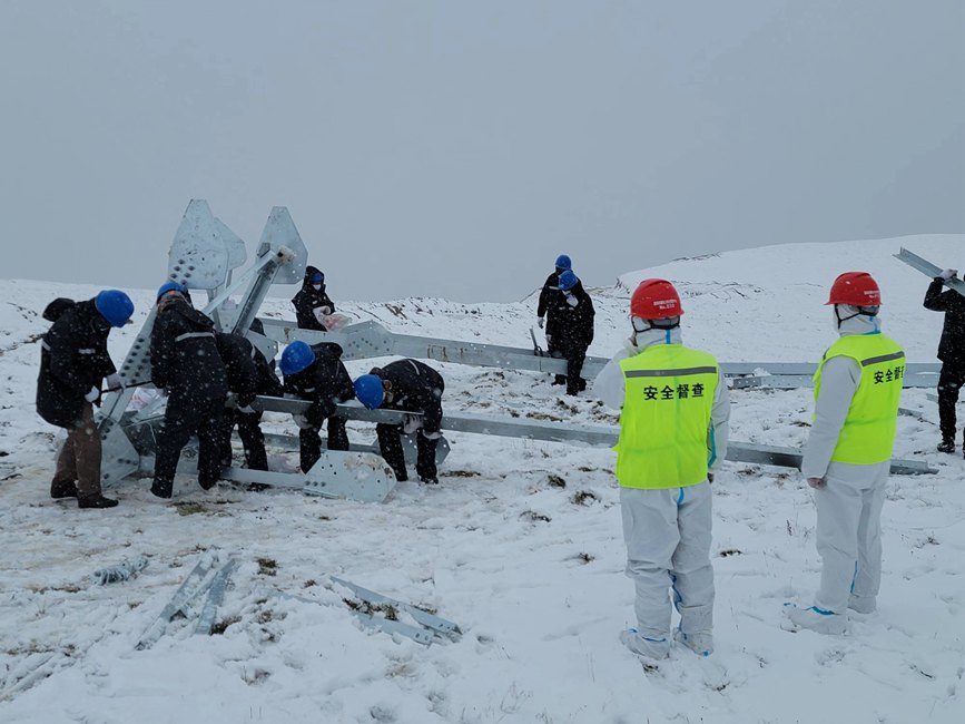 9月13日，電力施工人員正在對(duì)改造工器具進(jìn)行清點(diǎn)和組裝。秦鐘攝