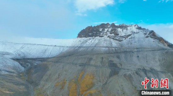 圖為邊壩縣降雪時(shí)夏貢拉山段路況?！∵厜慰h融媒體中心供圖