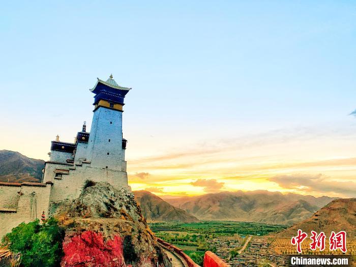 圖為西藏第一座宮殿——山南雍布拉康。　張巍 攝