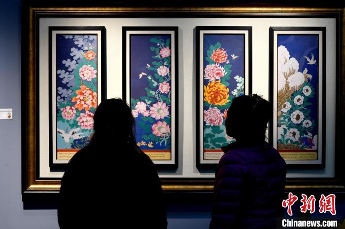 圖為5月16日，觀眾正在欣賞展覽中的新創(chuàng)唐卡作品?！±盍?攝