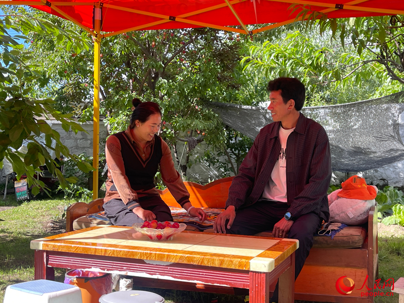 嘎拉村村民達(dá)瓦堅參和他的妻子。人民網(wǎng) 周靜圓攝