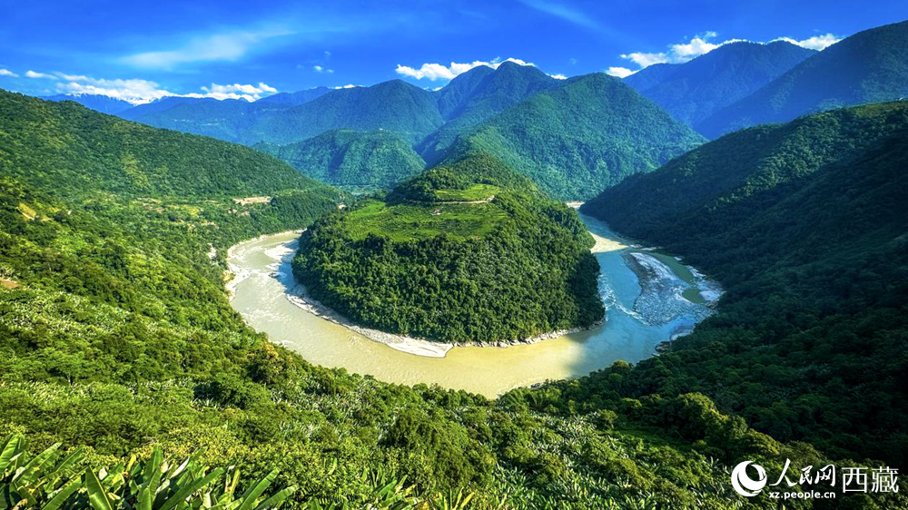 風(fēng)景秀麗、植被繁茂的西藏林芝市墨脫縣果果塘大拐彎。人民網(wǎng)記者 次仁羅布攝