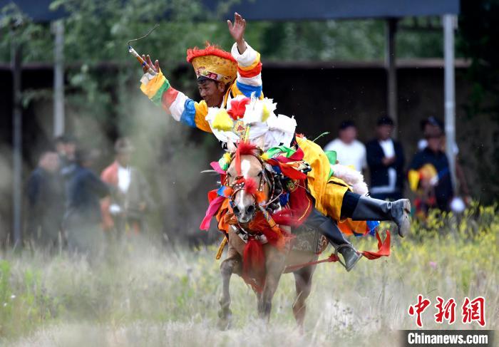 西藏拉薩：賽馬慶?！巴?jié)”
