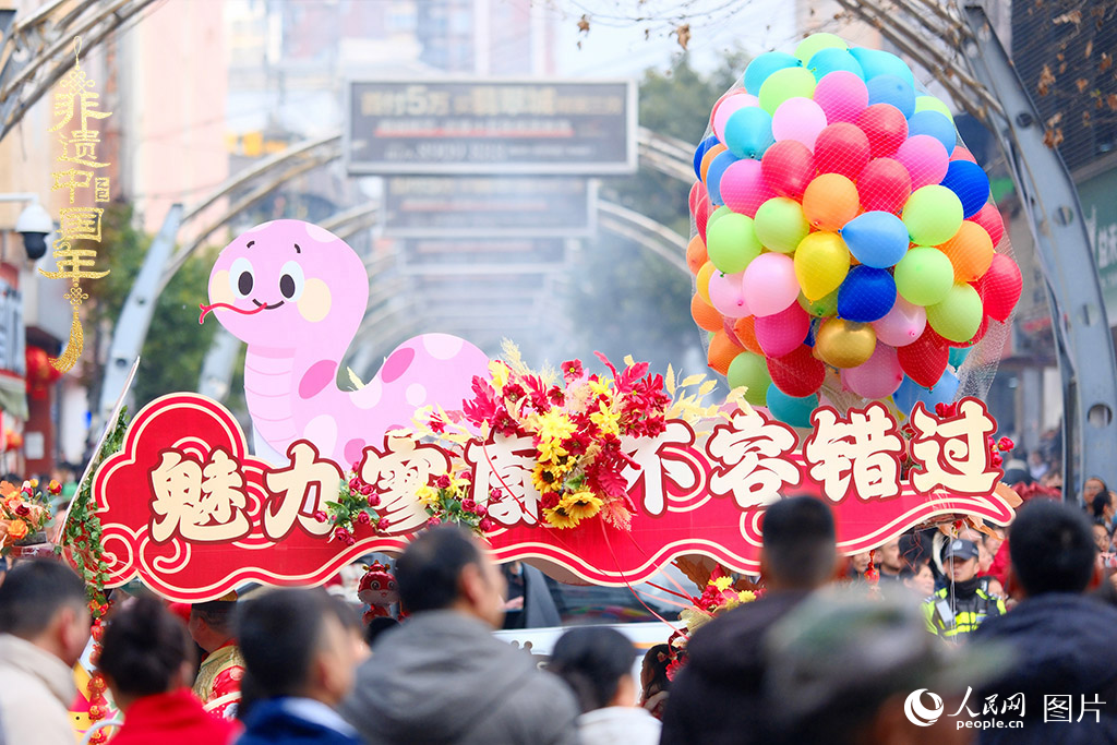 2025年1月29日，大年初一，云南省曲靖市麒麟?yún)^(qū)舉行“千人舞麒麟”活動(dòng)，耍龍舞獅過大年，現(xiàn)場(chǎng)人山人海，熱鬧非凡。人民網(wǎng) 莊志斌攝