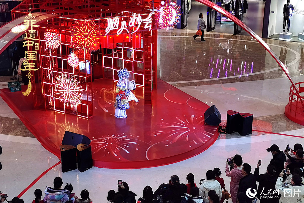 2025年1月29日，大年初一，吉林省京劇團(tuán)亮相長春“煙火妙會(huì)”，演員們用的精湛技藝，為市民呈上一場(chǎng)韻味悠長的視聽盛宴，一招一式盡顯京劇魅力?，F(xiàn)場(chǎng)還進(jìn)行了京劇知識(shí)科普，讓傳統(tǒng)文化在互動(dòng)中 “活” 起來，為新春佳節(jié)增添了一抹濃厚的文化底色 。人民網(wǎng)記者 王帝元攝