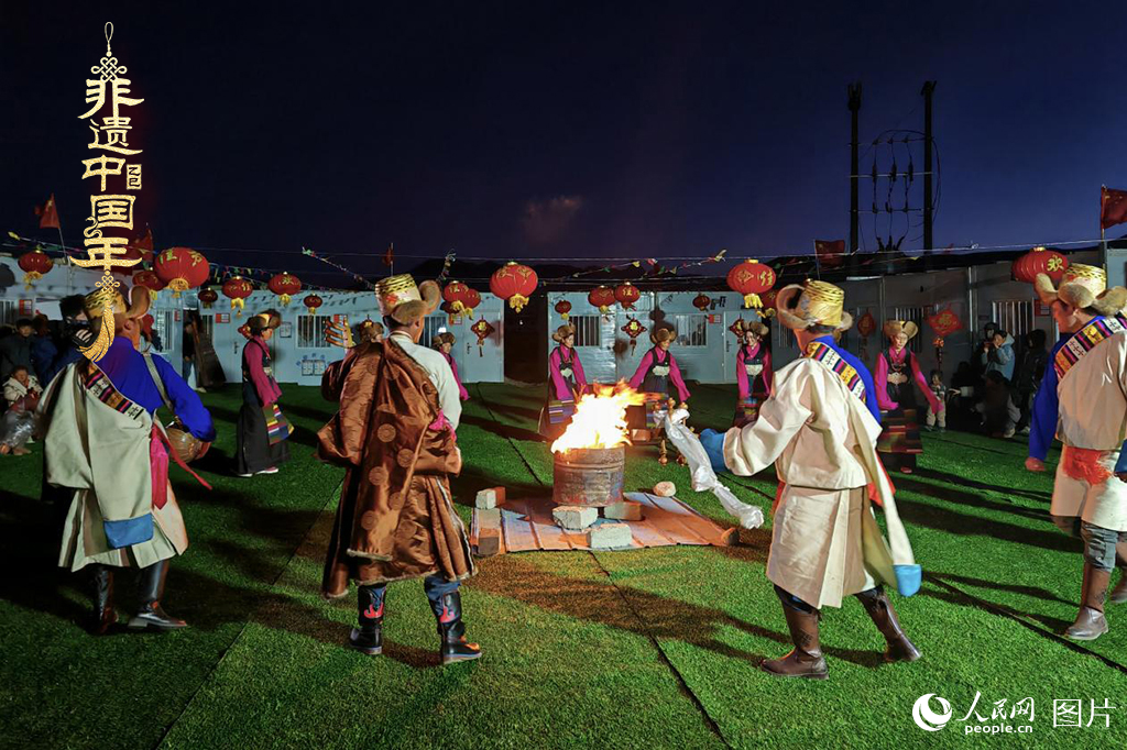 2025年1月28日，西藏自治區(qū)日喀則市定日縣尼轄鄉(xiāng)轄措村升起篝火，跳起鍋莊，迎接新年的到來。（鍋莊舞，又稱為“果卓”、“歌莊”、“卓”等，藏語意為圓圈歌舞，是藏族三大民間舞蹈之一。2006年5月20日，鍋莊舞經(jīng)中華人民共和國國務(wù)院批準(zhǔn)列入第一批國家級(jí)非物質(zhì)文化遺產(chǎn)名錄）人民網(wǎng)記者 次仁羅布攝