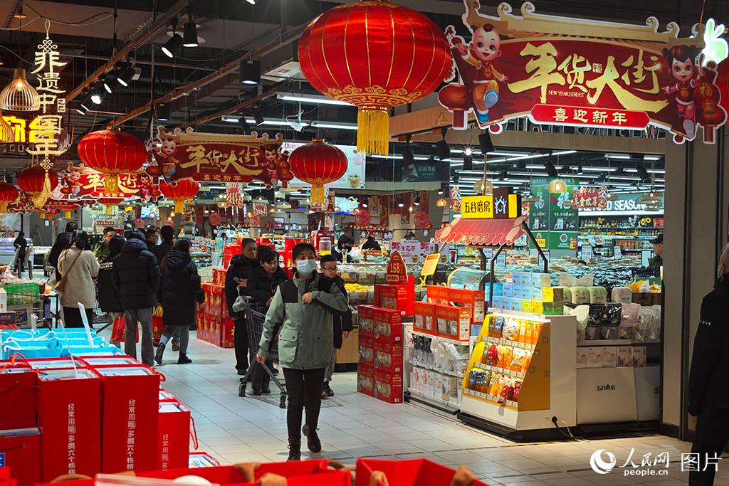 2025年1月28日，在河北省三河市的一家超市，市民們正在采購年貨。人民網(wǎng)記者 翁奇羽攝