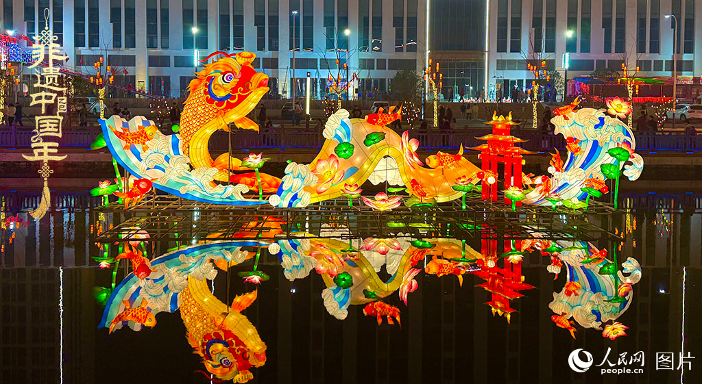 2025年1月22日，2025潛江燈會(huì)如約亮燈，近百組主題花燈、300余組裝飾彩燈一一亮相，吸引眾多游客觀賞。潛江燈會(huì)是湖北省潛江地區(qū)春節(jié)、元宵期間全民趕會(huì)的綜合性傳統(tǒng)民俗活動(dòng)，2021年入選第五批國家級(jí)非物質(zhì)文化遺產(chǎn)代表性項(xiàng)目名錄。人民網(wǎng)記者 張雋攝