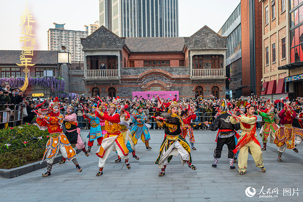 2025年1月19日，上海虹口區(qū)的今潮8弄，精彩的潮汕英歌舞上演，吸引市民駐足觀看。人民網(wǎng)記者 王初攝