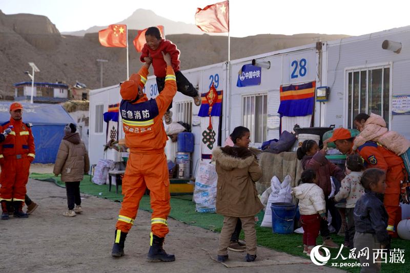 熱木青村安置點，消防員們同孩子們嬉戲玩耍。人民網(wǎng)記者 次仁羅布攝