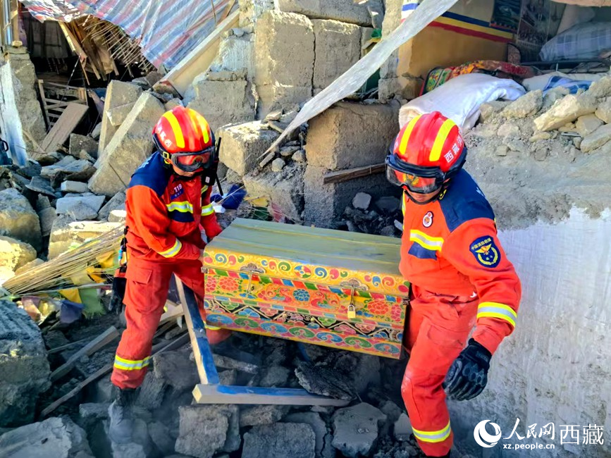 消防救援人員搜救受災群眾財產(chǎn)。人民日報記者 徐馭堯攝