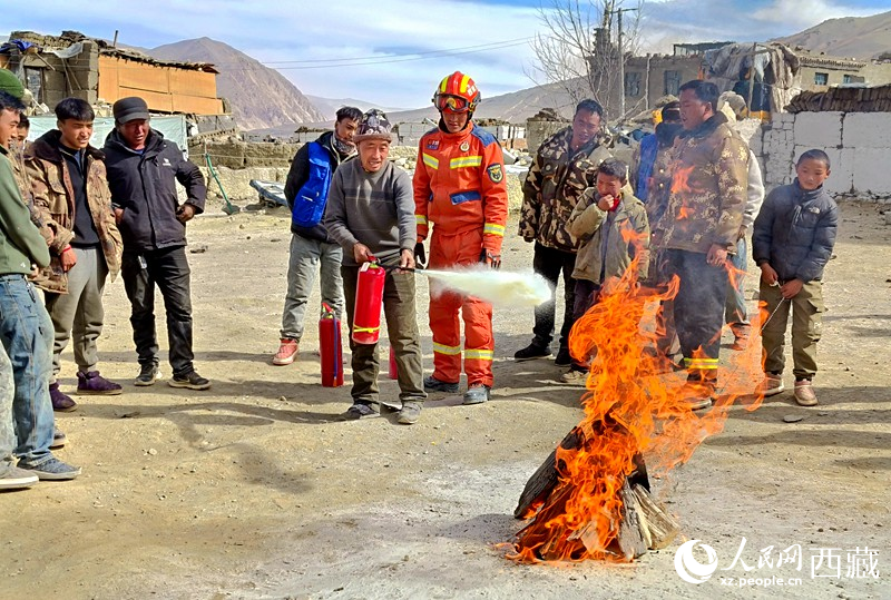 消防救援人員在安置點組織開展滅火實戰(zhàn)演練。人民日報記者 徐馭堯攝