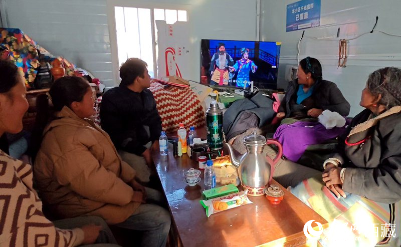 群眾在安置點(diǎn)板房內(nèi)看電視。人民網(wǎng)記者 吳雨仁攝