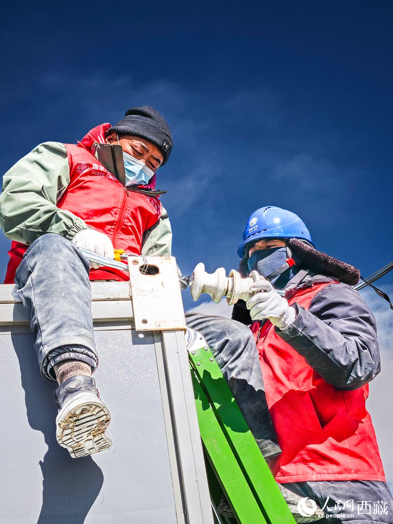 國網(wǎng)日喀則共產(chǎn)黨員服務(wù)隊(duì)隊(duì)員檢查板房線路。人民網(wǎng)記者 吳雨仁攝