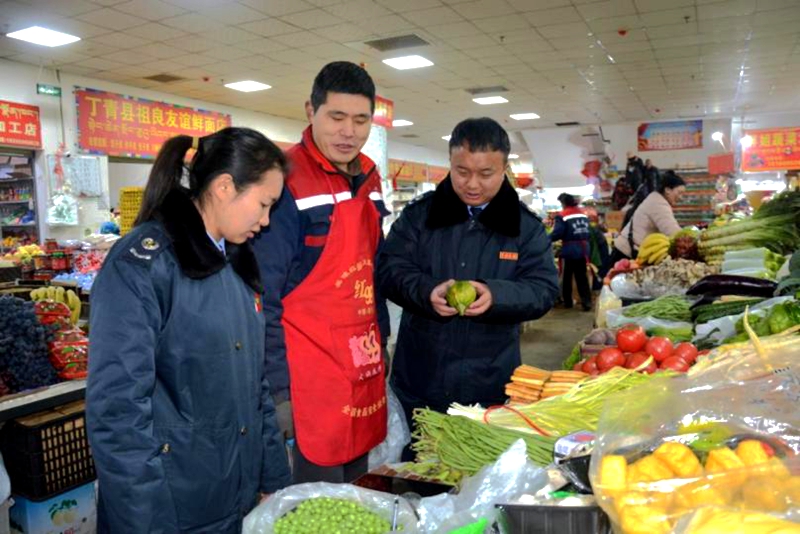 國(guó)家稅務(wù)總局丁青縣稅務(wù)局干部走訪了解春節(jié)蔬菜市場(chǎng)供求情況。楊虹攝