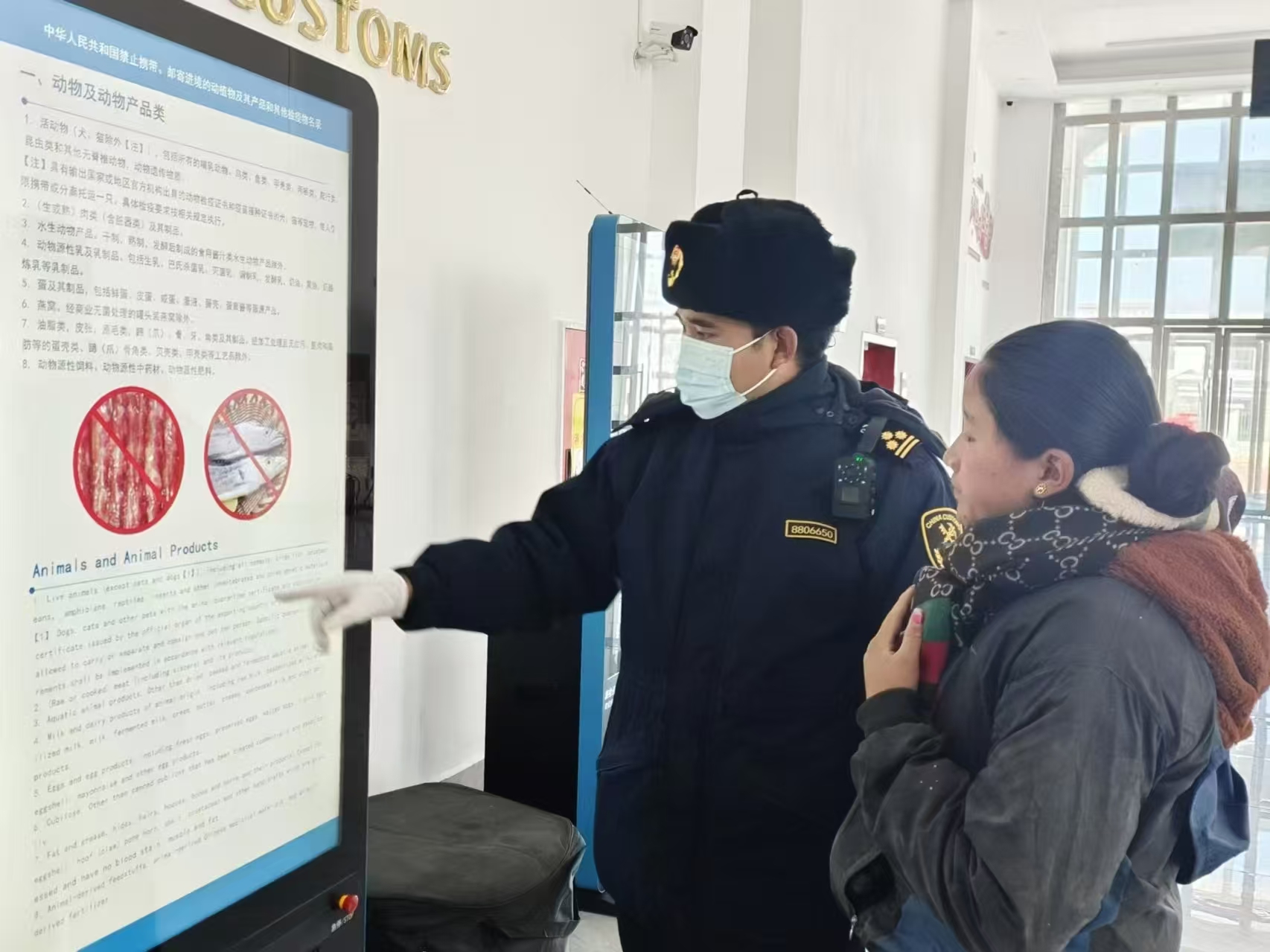 海關(guān)關(guān)員對(duì)入境邊民進(jìn)行禁止攜帶、郵寄進(jìn)境動(dòng)植物及其產(chǎn)品解讀。次旺久美攝