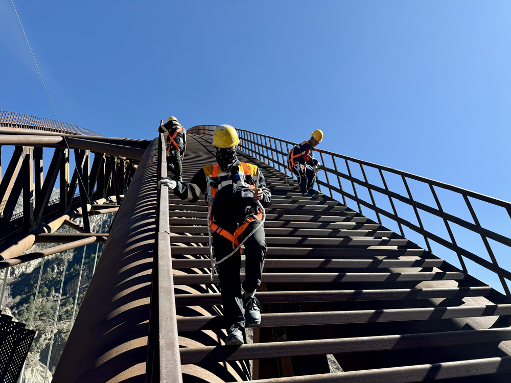 橋拱檢修。馬生明攝