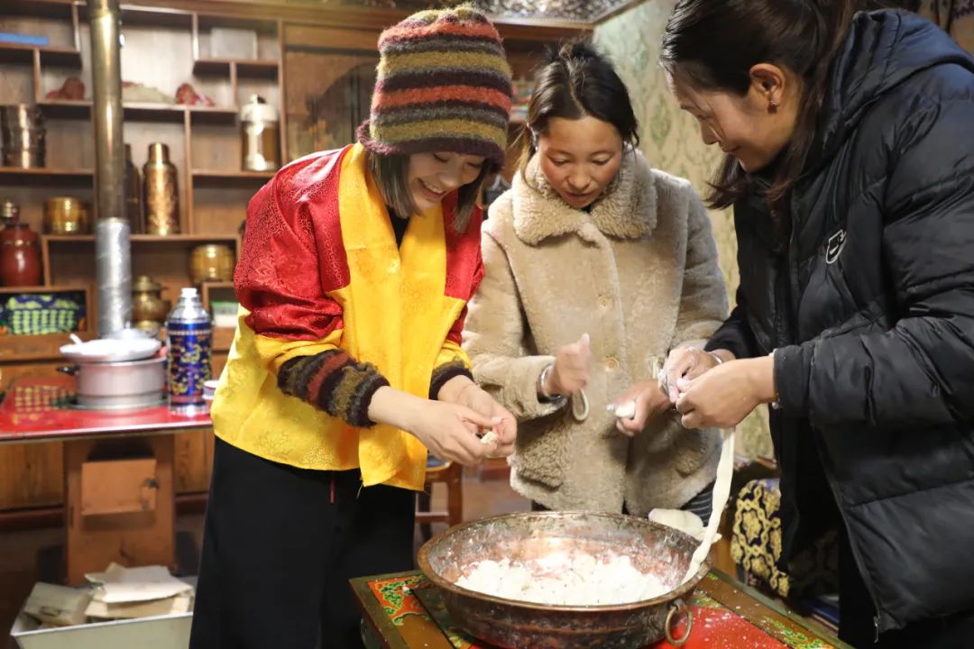 游客體驗(yàn)制作“古突”。巴桑卓嘎攝