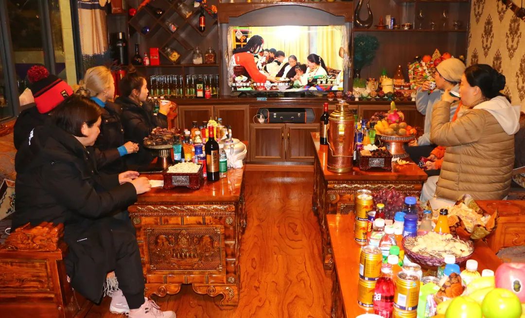游客在居民家中，一同看藏晚，歡慶藏歷新年。巴桑卓嘎攝
