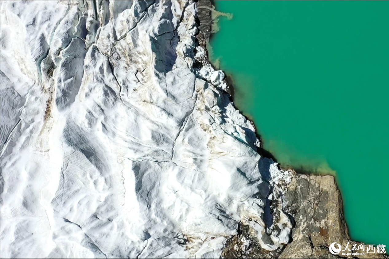 曲登尼瑪冰川位于日喀則市崗巴縣昌龍鄉(xiāng)。
